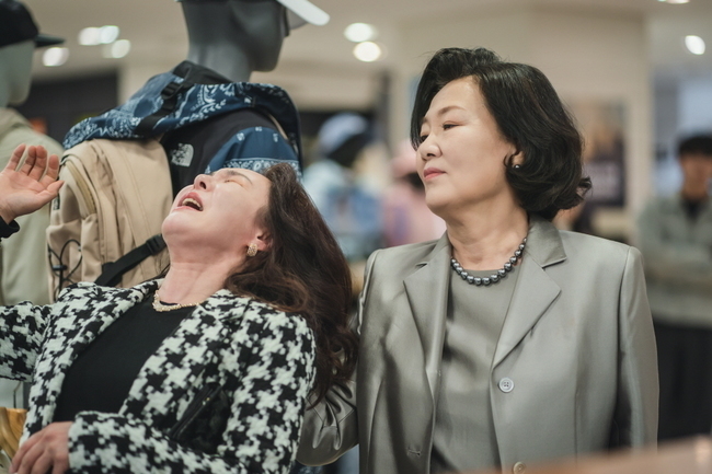 Kim Hae-sook grabs The Piper hair for Yoon Ji-ons former biological mother.MBC gilt drama Tomorrow (playplayplayplay by Park Ran, Park Ja Kyung, Kim Yoo Jin/director Kim Tae Yoon and Sung Chi Wook) released the stills of Danger management team Ryeon (Kim Hee-sun) and Jun Woong (RO WOON) who scrambled to save the oil painting, the former mother of Ryong Gu, on May 7.Ryeon and Jun Woong are working part-time at department stores where oil paintings work.While the keen eyes of the tactile Ryen catch the eye, the figure of Kim Hae-sook, who visited Lee Seung with the Danger management team, is caught and raised interest.In particular, the jade catches the other Pipers hair and widens his eyes, adding The Punisher instead to the fact that he caught the head of the oil.At the same time, Junwoong protects oil painting and makes him feel perfect breathing with the jade.So, whether the jade has taken off for the Danger management team without the rug, the reason for his appearance and the performance of the Danger management team, which became a two-member team, are focused.