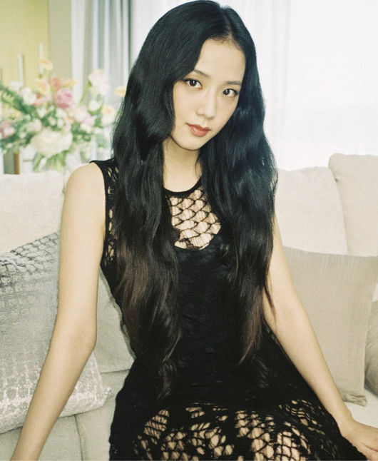 Group BLACKPINK JiSoo showed sexy charm with see-through costume.JiSoo posted a picture on his SNS on the 7th with an article called film photo.JiSoo wears a black meshed dress, which also boasts beauty with a completely humiliating beauty on vintage-colored film cameras; the shimmering beauty of JiSoo is amazing.In addition to BLACKPINK activities, JiSoo recently performed his first acting in JTBC drama Snowdrop