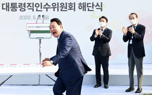 ▲윤석열 대통령 당선인이 6일 오후 서울 종로구 삼청동 대통령직인수위원회 잔디광장에서 열린 제20대 대통령직인수위원회 해단식에서 '어퍼컷' 세리머니를 하고 있다. ⓒ연합뉴스