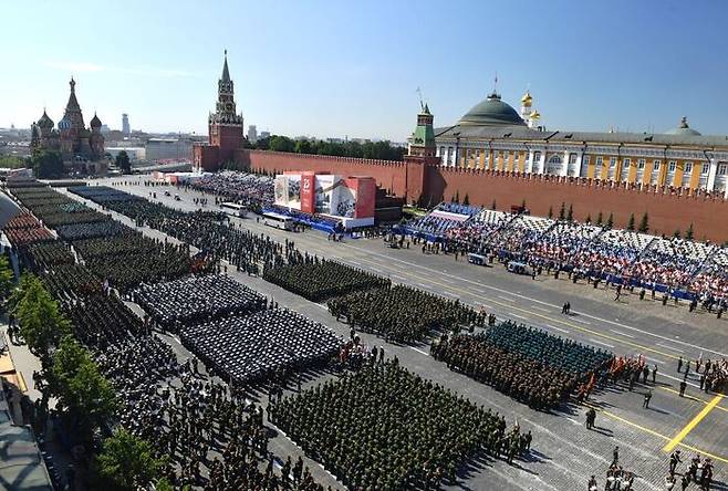 모스크바 붉은광장 전승기념일 퍼레이드. 75주년이어서 특별히 성대하게 치른 2020년 행사는 코로나19속 준비로 인해 6월24일로 연기되어 치러졌다. (사진: 게티이미지코리아)