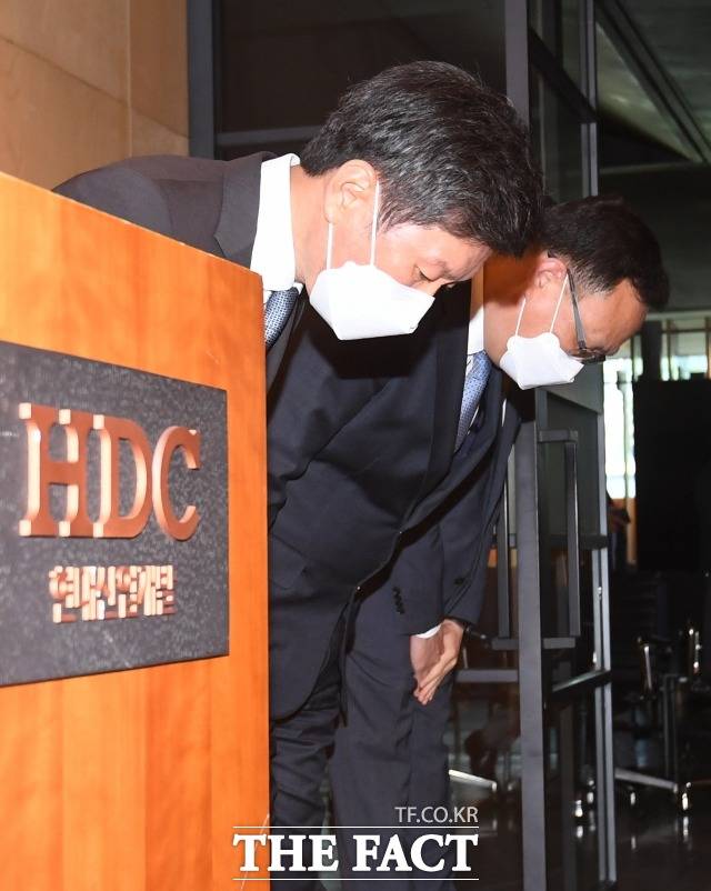 정몽규 HDC 현대산업개발 회장이 지난 4일 오전 서울 용산구 아이파크몰 HDC 현대산업개발 본사에서 열린 기자회견에 참석해 사과하고 있다. /이새롬 기자