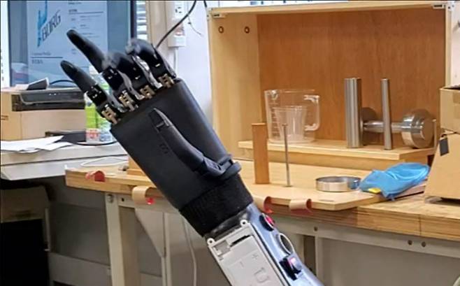 일본 전기통신대 연구팀이 개발한 인공지능 의수