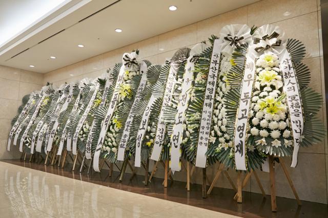Actor Kang Soo-yeon passed away. The age of 55. So many in the film industry sought mortuary to Memorialize him.Columns of Chungmuro, including Actor Kim Hye-soo and Yo Ji-tae Yeri Han Um Jung-hwa, directly visited The Funeral and voiced their condolences.On the 8th, Seoul Gangnam-gu Samsung LionsSeoul Hospital The Funeral chapter prepared the late Kang Soo-yeons mortuary.On this day, Hwang Hee-hyun, Minister of Culture and Tourism, Bong Joon-ho, Sang Sang-ho Park Jung-beom, Kim Tae-yong, Yoon Jae-kyun, Bae Chang-ho, Lee Jang-ho, Lim Kyu-rye, Min Kyu-dong, Actor Kim Hak Chul Kim Hye-soo Mi Yeon Kim Yoon-jin Moon Geun- Jung-hwa and others expressed their condolences in search of the mortuary.Inside the mortuary are Actor Yoon Yo Jong Song Kang Ho Cho Seung Woo Kim Bo Sung Poong Gifted Um Ang Ran Kim Hye-soo Ahn Sung-ki Jeon Do-yeon Yo Ji-tae Kim Gun Mo Moon Sung-Keun and Park Chan-wook Lee Jun-ik, Busan International Film Festival, Film Promotion Committee A wreath sent by the production company Mani Pictures Netflix and others was laid.Im so sorry, said Bae Chang-ho, who was in front of the reporters, I feel sick to be able to show my activities in the future. Ive seen Kang Soo-yeon since I was a teenager.I was very pleased and pleased to see the process of growing up as an actor after Whale Hunting 2. I tried to work together 10 years ago and failed to push it.I hope you will be permanently, he said, expressing his regret.Kim Hak Chul, who played together in 1996 as The Digest Love, said, I was not believed to hear the bitter news.I wish the honor of Kang Soo-yeon, a young man who left for heaven at such a young age.I hope that Kang Soo-yeon junior who went first, will be peaceful and not sick anymore in heaven. Kim Ji-mi, Park Jung-ja, Park Jung-hoon, Son Sook Shin Young-kyun Ahn Sung-ki Lee Woo-seok Im Kwon-taek Jung Ji-young Jung Jin-woo Hwang Ki-sung was named as funeral advisor.Kang Woo-seok, Kang Hye-gyu, Kwon Young-rak, Kim Han-sook, Kim Han-sook, Ryu Seung-wan, Myunggyenam Moon Moon Gyu-dong, Park Kwang-soo, Park Ki-yong, Park Jung-bum, Bang Eun-jin, Bae Chang-ho, Byun Seung-min, Bong Joon-ho Seol Kyung-gu, Shin Cheol, Shim Jae-myeong, Yang Ik-joon, Ye Ji-won Dong-yeon, Yoo In-taek -tae Yoon Jae-gyun Lee Kwang-guk Lee Eun-ho Lee Jun-dong Lee Chang-dong Lee Hyun-seung Lee Hyun-seung Jeon Do-yeon Jang Sun-woo Jung Woo-sung Ju-hee Cha Seung-jae Chae Yoon-hee Choi Dong-hoon Choi Jae-won Choi Jung-hwa Huh Moon-On May 5, Kang Soo-yeon was found to be cardiac arrest and went into treatment without consciousness, but eventually closed his eyes.A day before the deceased left the world, many actors and producers gathered their mouths at the Baeksang Arts Grand Prize to pray for the recovery of Kang Soo-yeon, but the news of the death was finally announced and the film industry was in great pain.On the other hand, the late Kang Soo-yeon started acting as a child actor and appeared as a youth star in Whale Hunting 2 and Youth Sketch of Mimi and withdrawal.Since then, he has become the first world star in Korean films to receive the Best Actress Award at the Venice International Film Festival in 1986 as Im Kwon-taeks Seed.She won the Best Actress Award at the Moscow International Film Festival with her shaved hair, and in the 1990s, she released a number of hot topics such as There is a wing to fall, The Way to the Racecourse, Blue in You, Go alone like a horn of a cow, In 2001, she won the acting award for the drama Womans Heaven. Recently, she finished filming Netflix Jung-yi and Jung-yi became his masterpiece.The late Kang Soo-yeons mortuary is the 17th room of the Samsung LionsSeoul Hospital The Funeral, and the condolences are held from this day to the 10th.Funeral ceremony will be held at the Samsung LionsSeoul Hospital The Funeral Hall at 10 am on November 11 and will live on the YouTube channel.