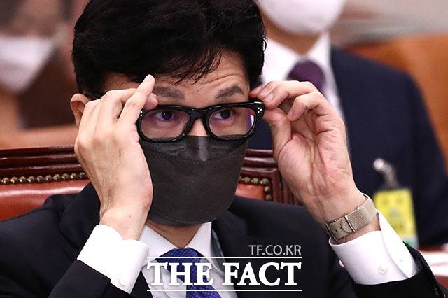 한동훈 법무부 장관 후보자가 9일 오전 국회 법제사법위원회 전체회의실에서 열린 인사청문회에서 안경을 고쳐쓰고 있다. /국회=남윤호 기자