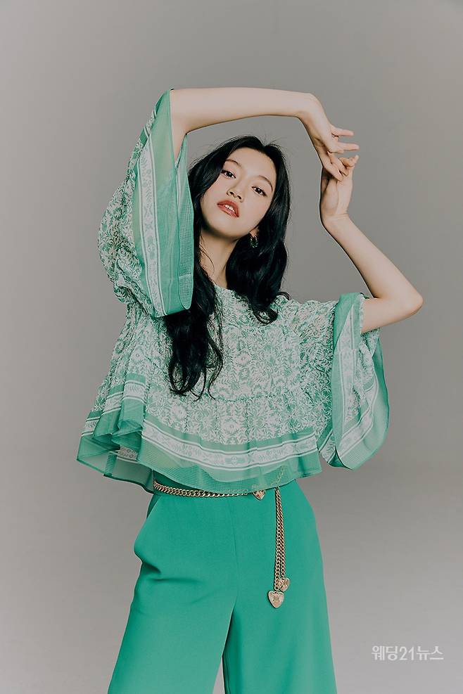 사진 : 모조에스핀(MOJO.S.PHINE), 2022 리조트 캠페인 '스페셜 뮤즈 김도연' (사진제공 : 모조에스핀)