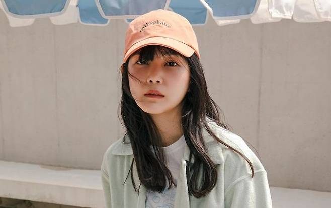 Actor Yoon Seung-ah showed off her innocent charm.On the 9th, Yoon Seung-ah posted a picture with a heart emoticon on his instagram.Yoon Seung-ah took the picture in a relaxed outfit, wearing a cute cap cap and creating a dreamy look that drew a mysterious charm.The netizens responded in various ways such as What is beautiful, Is it in my 40s and I am pretty today.Meanwhile, Yoon Seung-ah married actor Kim Moo Yeol in 2015 and is running a YouTube channel.