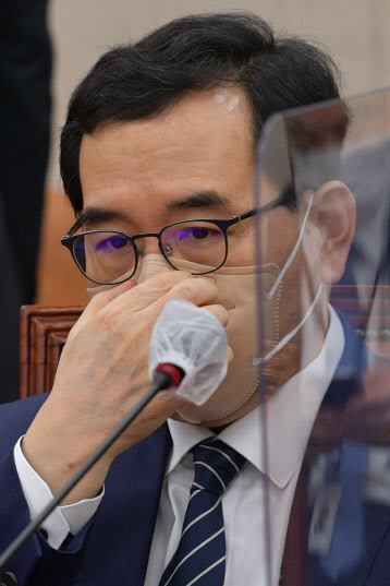이창양 산업통상자원부 장관 후보자가 9일 국회에서 열린 인사청문회에서 마스크를 고쳐 쓰고 있다. (사진=국회사진기자단)