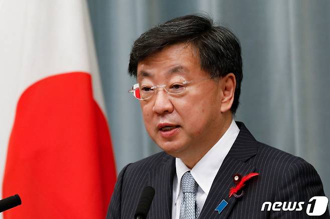 마쓰노 히로카즈 일본 관방장관이 기자회견에서 발언하고 있다. © 로이터=뉴스1 © News1 강민경 기자