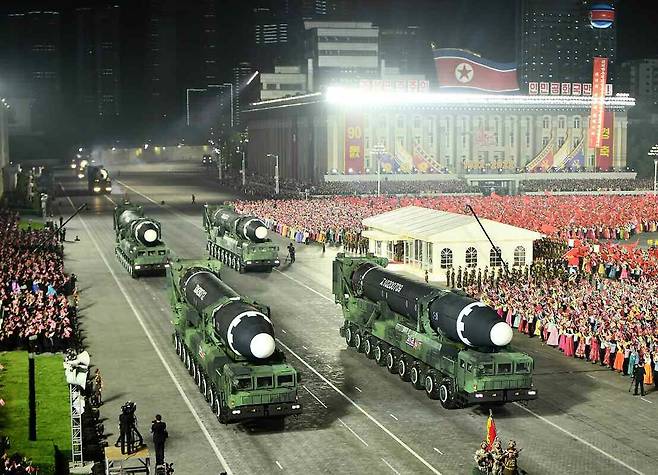 4월 26일 북한 조선인민혁명군 창건 90주년을 맞아 열린 야간 열병식./노동신문 뉴스1
