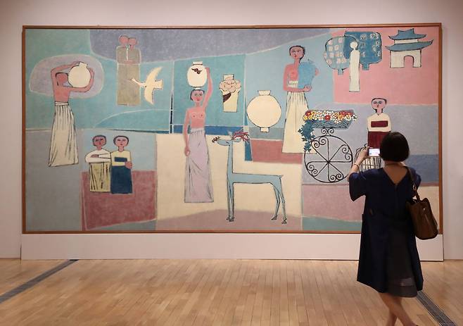 김환기는 한국을 대표하는 작가 중 한 사람이다. 그가 1950년대 그린 '여인들과 항아리'(281.5x567㎝)는 그의 그림 중 가장 크다. 고 이건희 삼성그룹 회장과 유족이 기증한 '이건희 컬렉션' 중 하나이다./오종찬 기자