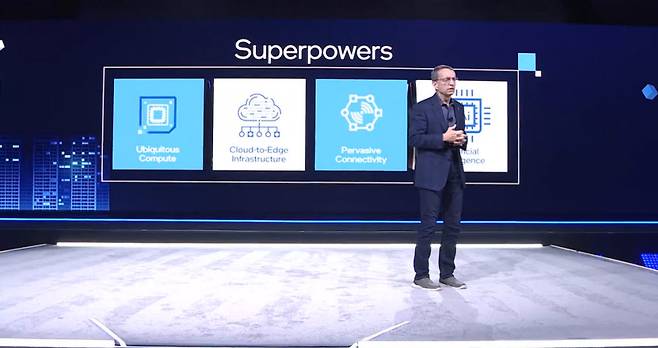 팻 겔싱어 인텔 CEO가 10일(미국 현지시간) 열린 인텔 비전 행사에서 △클라우드 인프라 △포괄적 연결 △AI △인텔리전트 에지 등 슈퍼파워를 강조했다.