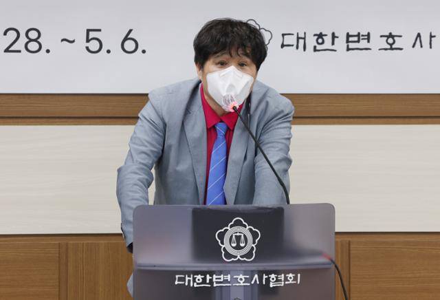 서민 단국대 의대 교수가 지난달 28일 서울 역삼동 대한변호사협회에서 열린 '국민을 위한 검찰개혁 입법 추진 변호사 시민 필리버스터'에서 발언을 하고 있다. 연합뉴스