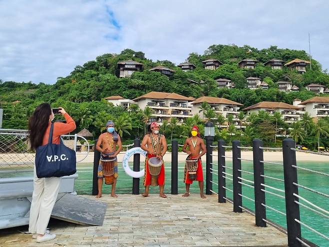 샹그릴라 리조트 선착장. 오전마다 신나는 공연을 감상할 수 있다. /사진= 강예신 여행+ 기자