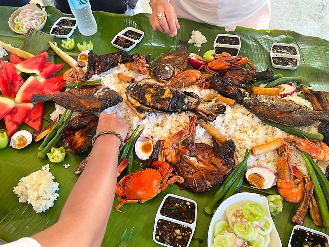 바나나잎을 깔고 음식을 쏟아 손으로 먹는 필리핀 전통 방식의 식사. /사진= 강예신 여행+ 기자