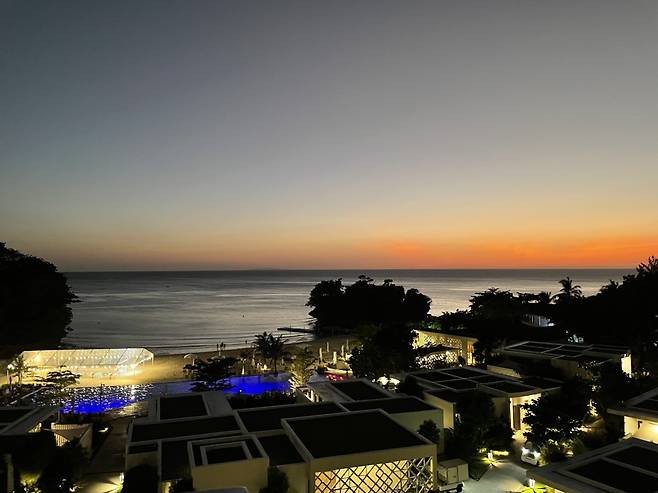 크림슨리조트 레스토랑 테라스에서 감상한 일몰. /사진= 강예신 여행+ 기자