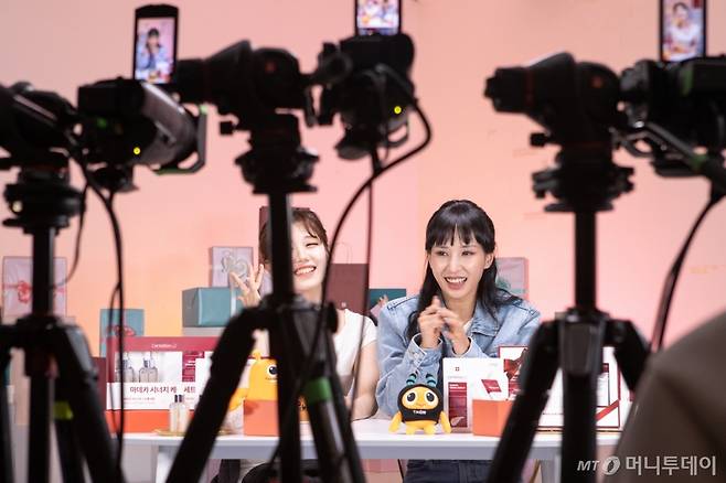 지난 2일 저녁 서울 강남구 삼성동 티몬 사옥 '리안의 선물 상담소' 코너가 촬영되고 있다. (왼쪽부터) 쇼호스트 옐(최예림), 댄스 크루 라치카의 멤버 리안. /사진=티몬