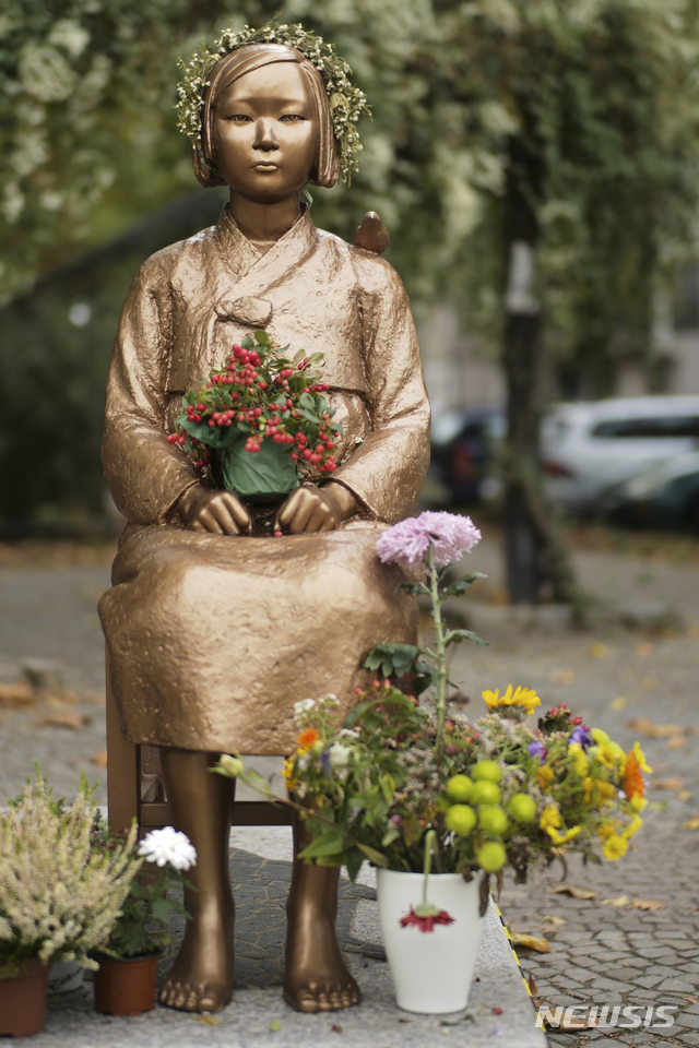 [베를린=AP/뉴시스]지난 2020년 10월 9일(현지시간) 독일 베를린 미테구에 설치된 일본군 위안부를 상징하는 '평화의 소녀상'에 꽃 장식이 놓여져 있다. 2022.05.11.