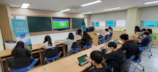 KT 충남·충북광역본부 IT서포터즈는 전날 대전시 동구에 위치한 산흥초등학교 학생들을 대상으로 무료 IT교육을 실시했다. 사진=KT 충남·충북광역본부 제공