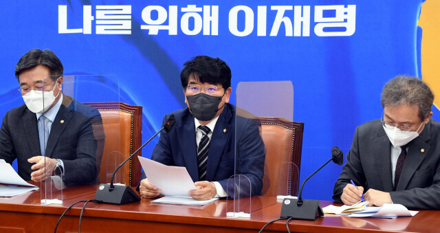 박완주 더불어민주당 정책위의장이 지난 2월8일 국회에서 열린 원내대책회의에서 발언하고 있다. <한겨레> 자료사진