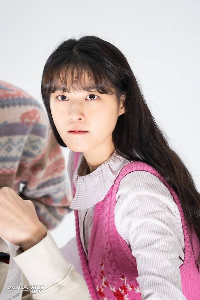AOA 멤버 설현이 자신의 외모를 지적하는 게시물에 의연한 반응을 보여 화제를 모았다. tvN 제공
