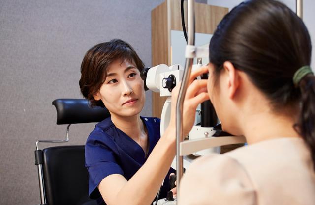 시력교정술을 받으려는 한 여성이 수술을 하기에 앞서 눈 검진을 받고 있다. 한국일보 자료사진