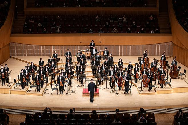 Pianist Kim Sunwook greets the audience after his debut stage as a conductor with the KBS Symphony Orchestra on January 12, 2021. (Vincero)