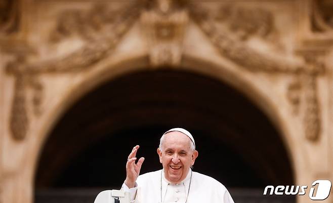 프란치스코 교황이 4일 바티칸 성 베드로 광장 주례 대중 행사에서 미소 짓고 있다. 2022. 5. 4. © 로이터=뉴스1 © News1 최서윤 기자