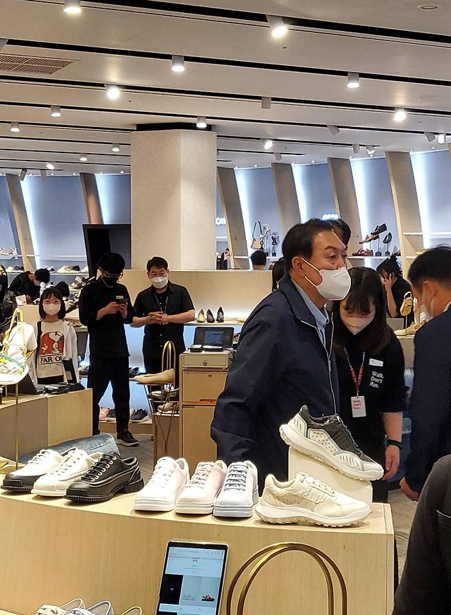 윤석열 대통령과 김건희 여사가 14일 오후 서울 서초구 신세계백화점 강남점의 한 신발매장에서 쇼핑을 하고 있다. (독자 제공) 2022.5.14/뉴스1 © News1 신웅수 기자