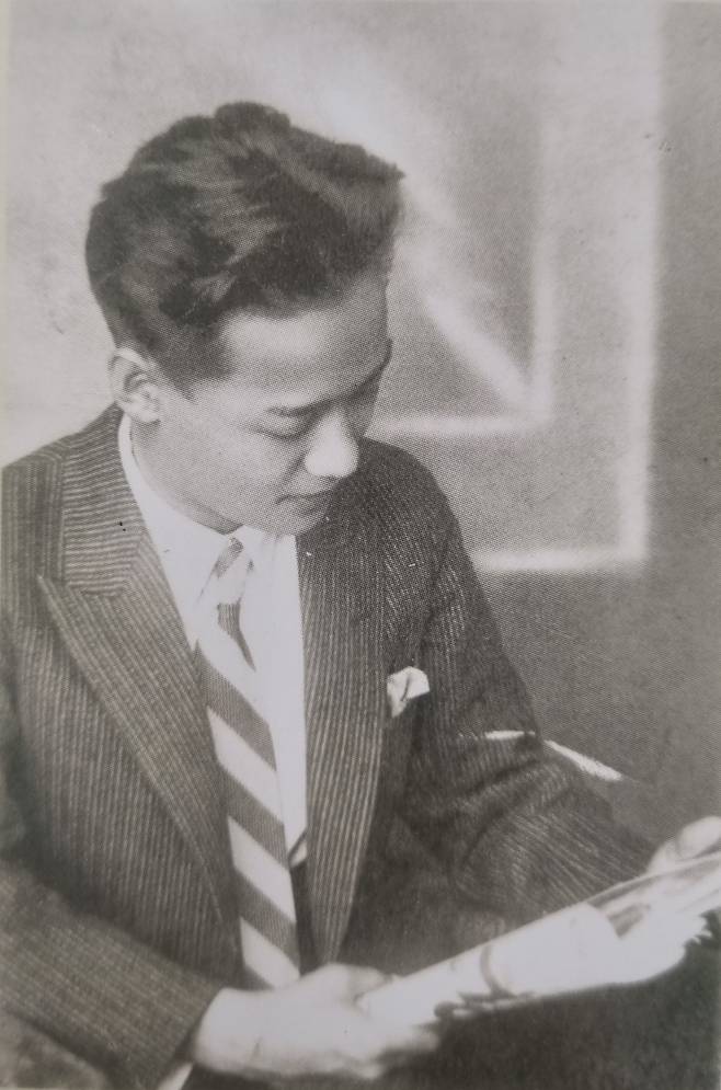 1930년 일본 유학을 떠나기 직전의 열아홉살 윤석중. 깔끔한 '모던 보이'처럼 차려입었다. 윤석중은 10대 떄부터 천재소년예술가로 소문날 만큼, 뛰어난 동요작사가였다.