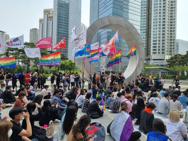14일 오후 ‘2022 국제 성소수자 혐오 반대의 날 공동행동’ 측이 서울 용산구 용산역 광장에서 ‘국제 성소수자 혐오 반대의 날 기념대회’를 열고 있다./김민기 기자