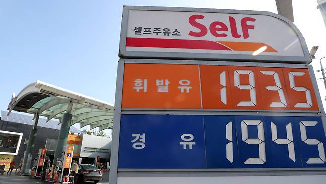 지난 5월 11일 서울 시내의 한 주유소에서 경유 가격이 휘발유 가격보다 비싸게 판매되고 있다. /뉴스1