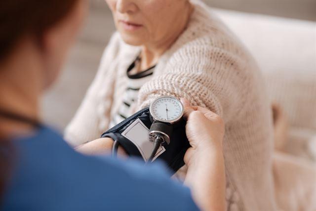 20세 이상 고혈압 환자는 29%로 3명중 1명꼴이지만 치료율은 63%, 조절률은 47%에 그치고 있다. 게티이미지뱅크
