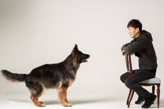 특수목적견의 처우 개선에 힘쓰고 있는 비영리단체 '아워비전'의 권영율(44) 대표의 모습. 과거 경북소방본부 119특수구조단 소속으로 재난 현장에 121회 출동해 13명의 인명을 구조했던 특수견 비전이와 함께 사진을 찍었다. 아워비전 제공