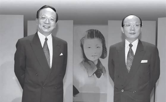 생모 장야뤄의 초상화 앞에서 즐거워하는 장샤오옌(왼쪽)과 장샤오즈 형제.