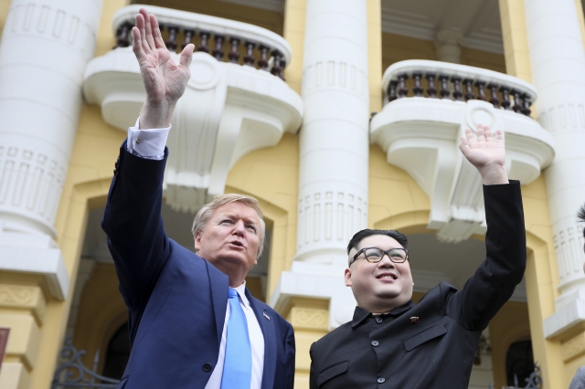 김정은 북한 국무위원장 대역배우인 홍콩 출신 하워드X와 도널드 트럼프 미국대통령 코스프레를 한 외국인이 2019년 2월 22일 베트남 하노이 오페라하우스 앞에서 포즈를 취하고 있다. AP뉴시스
