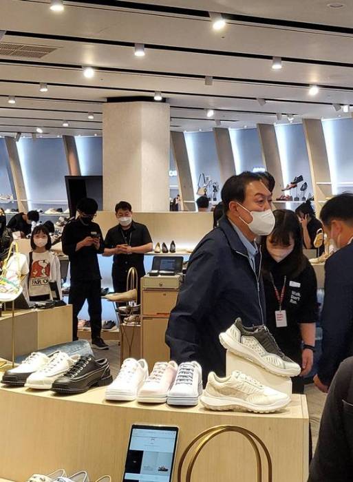 윤석열 대통령과 김건희 여사가 14일 오후 서울 서초구 신세계백화점 강남점의 한 신발매장에서 쇼핑을 하고 있다. (독자 제공) /사진=뉴스1