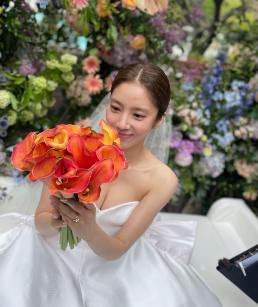Son Dam-bi, 40, and Lee Kyou-hyuk, 45, have signed off on a celebration-in-the-flight couples kite.On the afternoon of the 13th, Son Dam-bi and Lee Kyou-hyuk held a marriage ceremony at the Grand Hyatt Hotel in Hannam-dong, Yongsan-gu, Seoul.On this day, singer PSY, 2AM JoKwon and Imsung took charge of the celebration and called entertainer and this song respectively.Lee Kyou-hyuk staged a dance during PSY celebration; Son Dam-bi burst into laughter with a surprise.The marriage ceremony was full of laughter and excitement on the day.Many certified photos and congratulatory messages from guests have also been posted.The model Kang Seung-hyun, who received the bouquet, said, Booke is not a friend to marriage, but it also means that the person I value wishes to be happy.Thanks to the spread of happiness virus I love you sister! Bless you! Stylist Kim U-ri said, Today is the prettiest and most beautiful day of the Dambi at Pay It Forward. Marriage scale what?I borrowed the whole Hotel and took the swimming pool water and your couple tear it beautifully. Hey, Walckle admit! I congratulate you so much. In addition, comedian Ahn Young-mi, Park Na-rae, Actor Lim Soo-hyang, Soy Hyun, In-Gyo Jin, Lee Ju-yeon, Ji-soo, musical actor Kim Ho-young, singer Kim Heung-guk,Son Dam-bi and Lee Kyou-hyuks acquaintances via SNS, The Prettyest Bride in Pay It Forward, The Bride is My To Live for the first time!, It was good to see because I looked so happy and The bride of May who was really beautiful .Son Dam-bi and Lee Kyou-hyuk first met at SBS figure skating Kiss and Cry in 2011 and reunited in 2021, 10 years after the breakup.Son Dam-bi said at the time of the marriage announcement, There is someone who wants to be with To Live.It is the person who made me know that I am the most beautiful person when I am together, laugh when I am together, and happiness. Lee Kyou-hyuk also vowed to get a new start with a wise and caring person, and I will show you a good look so that you can repay your love.The couple will unveil their honeymoon routine in SBS entertainment Sangmongmong 2 - You are My Destiny.