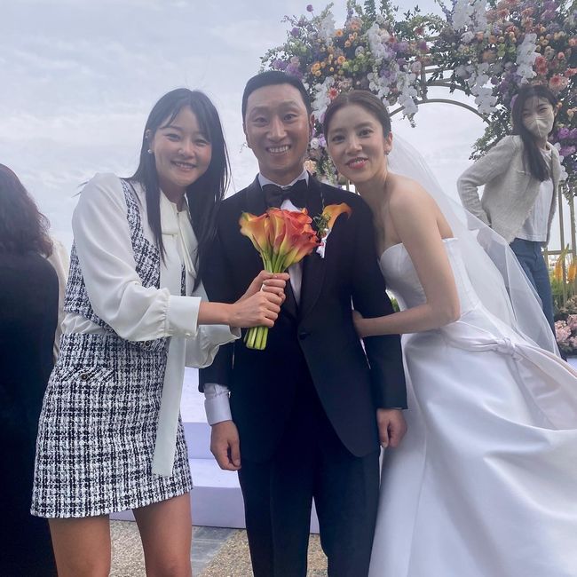 Singer Son Dam-bi and former speed skating national team Lee Kyou-hyuk put on a luxurious wedding march at an outdoor marriage ceremony with a swimming pool.Son Dam-bi and Lee Kyou-hyuk held an outdoor marriage ceremony at the Grand Hyatt Hotel in Hannam-dong, Yongsan-gu, Seoul at 4:30 pm on the 13th.The marriage-style society was played by KBS N Sports Lee Dong-geun announcer who is acquainted with Lee Kyou-hyuk, and the celebrations were PSY, 2AM JoKwon and Imsung.In addition, a number of guests attended the ceremony, including Seo Jang-hoon, Kim Ho-young, Kim Heung-guk, Soy Hyun, In-Gyo Jin, Baek Ji-young and Ahn Young-mi.In particular, Son Dam-bis bouquet was received by Son Dam-bi and his close model and actor Kang Seung-hyun.Kang Seung-hyun said, The bouquet is not necessarily a friend to marriage, but it also means that the person I value wishes to be happy.I love you for spreading the happiness virus, sister! Bless you! Many acquaintances also blessed the two by posting marriage photos and videos on SNS.Photos and images of the blue pool in the video attracted Eye-catching with marriage dining and happy smiles of Son Dam-bi and Lee Kyou-hyuk.Son Dam-bi boasted a dazzling beauty in a sheer off-shoulder style wedding dress, and Lee Kyou-hyuk made a delightful atmosphere by introducing a dance during PSYs celebration.Stylist Kim Woo-ri said to his instagram, Are we really going to Dambi? It is the most beautiful and beautiful day in the world today.Very just renting the whole Hayat Hotel and taking the pool water and tearing the Friday night of the 13th beautifully. Hey ~ wow ~ Walckle acknowledge!I am so loving my brother Dambi and always a strong Kyuhyuk ~ once again congratulations on marriage! Kim Ho-young said, Congratulations to Dambi, Kyu-hyuk, congratulations! Happy Dress is so beautiful!I released a two-shot with Son Dam-bi with the article, Lee Joo-yeon also congratulated me on I congratulate you so much for your beautiful bride. Meanwhile, Son Dam-bi and Lee Kyou-hyuk have been known to have been dating for more than a year at the time, when they made a relationship with SBS entertainment Kiss and Cry in 2011.In December last year, 10 years later, the two men announced their devotion to the company through their agency, saying, I have known as Friend for about three months.Recently, the two of them have also gathered topics by revealing their daily life living together before marriage through SBS entertainment Sangmangmong 2 - You Are My Destiny.SNS