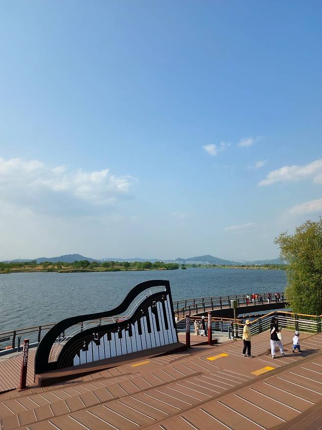 사문진 피아노 조형물