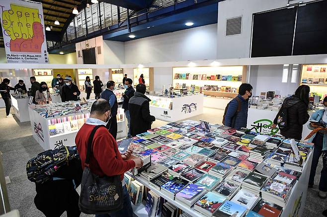4월20일(현지 시각) ‘2022 콜롬비아 보고타 국제도서전’에서 독자들이 전시된 책을 둘러보고 있다. ⓒAFP PHOTO