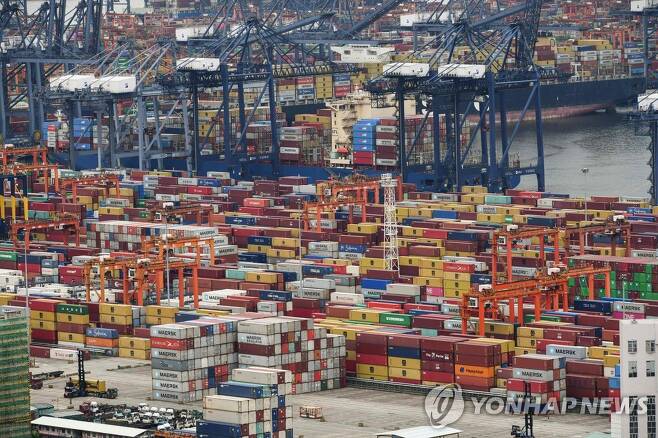 중국 선전의 항구에 컨테이너가 쌓여있는 모습 [AFP 연합뉴스 자료사진. 재판매 및 DB 금지]