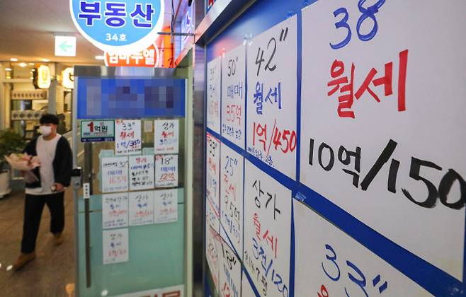 서울의 한 아파트 공인중개업소에 아파트 시세표가 붙어 있다.(사진=뉴시스)