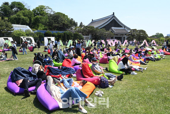 [이데일리 방인권 기자] 청와대 개방 후 첫 주말인 15일 서울 종로구 청와대를 찾은 시민들이 즐거운 시간을 보내고 있다.