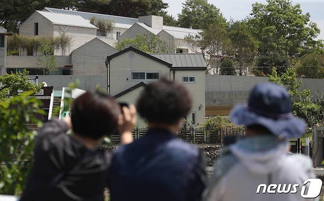 15일 경남 양산 평산마을 문재인 전 대통령 사저를 찾은 시민들이 사진을 찍고 있다. 2022.5.15/뉴스1 © News1 김영훈 기자