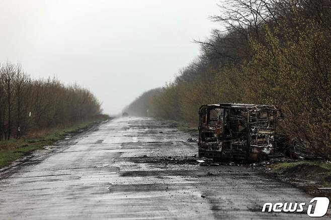 14일(현지시간) 러시아 군 침공 속 우크라이나 돈바스 포파스나의 텅 빈 도로에 불에 타 전복된 차량이 보인다. © AFP=뉴스1 © News1 우동명 기자