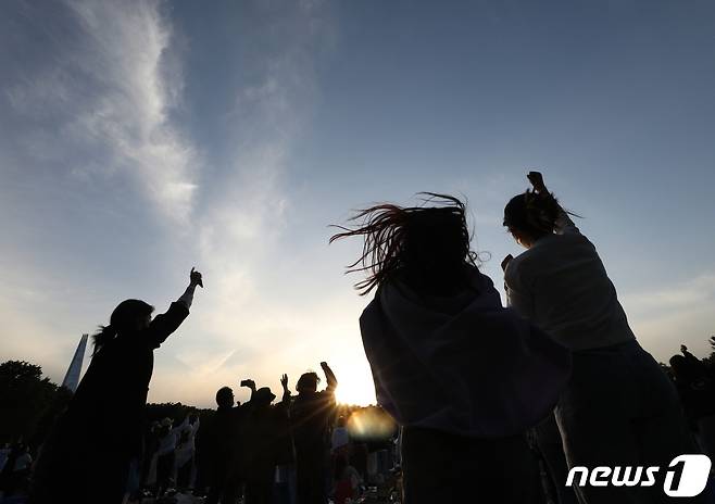 서울 송파구 올림픽공원 88잔디마당에서 열린 뷰티풀 민트 라이프에서 시민들이 공연을 즐기고 있다.  © News1 신웅수 기자
