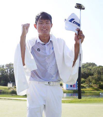루키 장희민이 우리금융챔피언십 우승 직후 환호하고 있다. 사진제공=KPGA