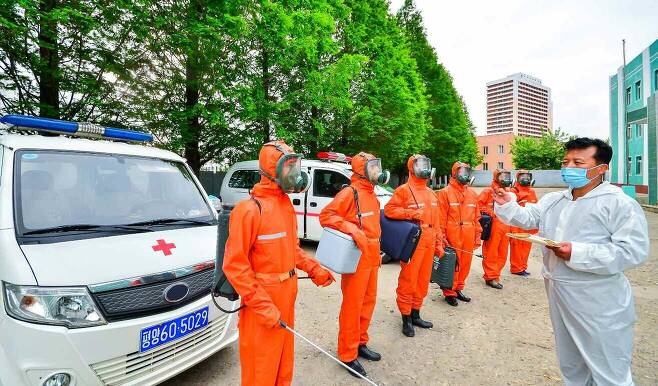 북한이 신종 코로나바이러스 감염증(코로나19) 확진자 발생으로 국가방역체계를 '최대비상방역체계'로 이행하고 있다고 13일 밝혔다./노동신문 뉴스1