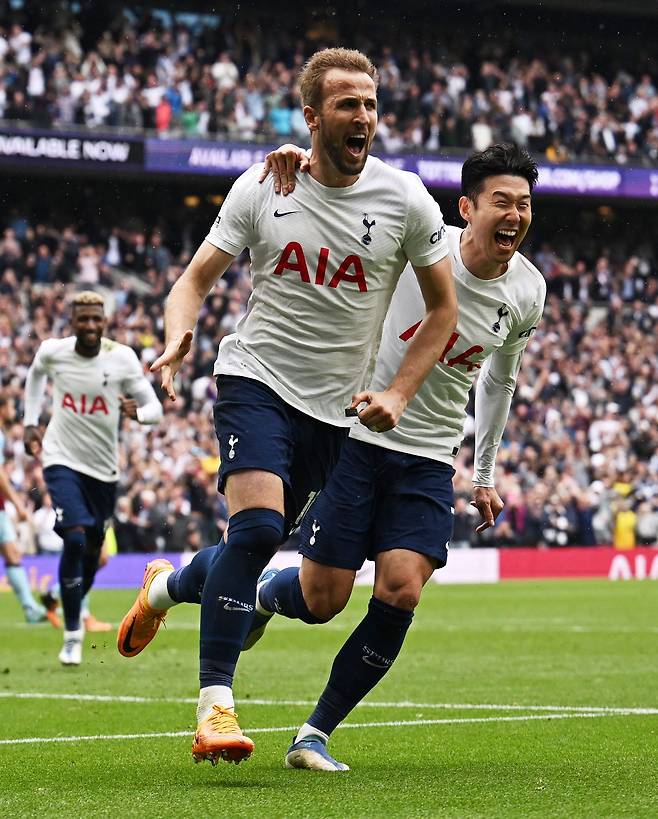 해리 케인이 15일 번리와의 잉글랜드 프로축구 프리미어리그 37라운드 홈경기에서 전반 추가 시간 선제 결승골을 넣은 후 손흥민과 함께 환호하는 모습./로이터 연합뉴스