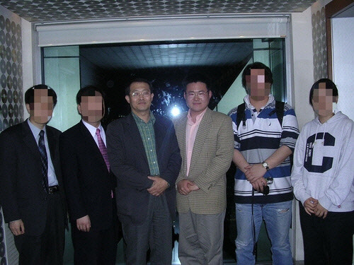 2004년 당시 김동훈(왼쪽 3번째) 교수와 그의 제자 김봉철 교수의 모습. <김봉철 교수 제공>